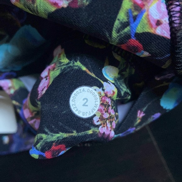 LULULEMON SWIFT SPEED HR LEGGINGS 28” in FLOWERSCOPE BLACK SZ 2 NWT - Picture 6 of 6